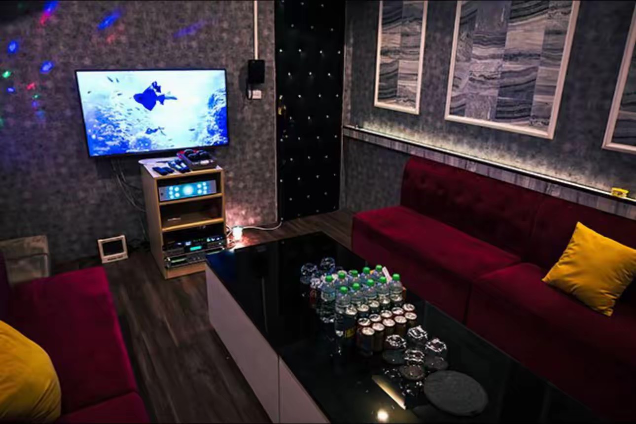 Flower Bar Room 2