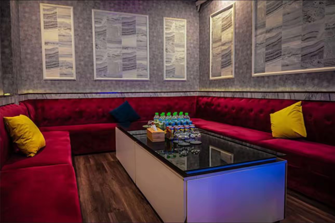 Flower Bar Room 6